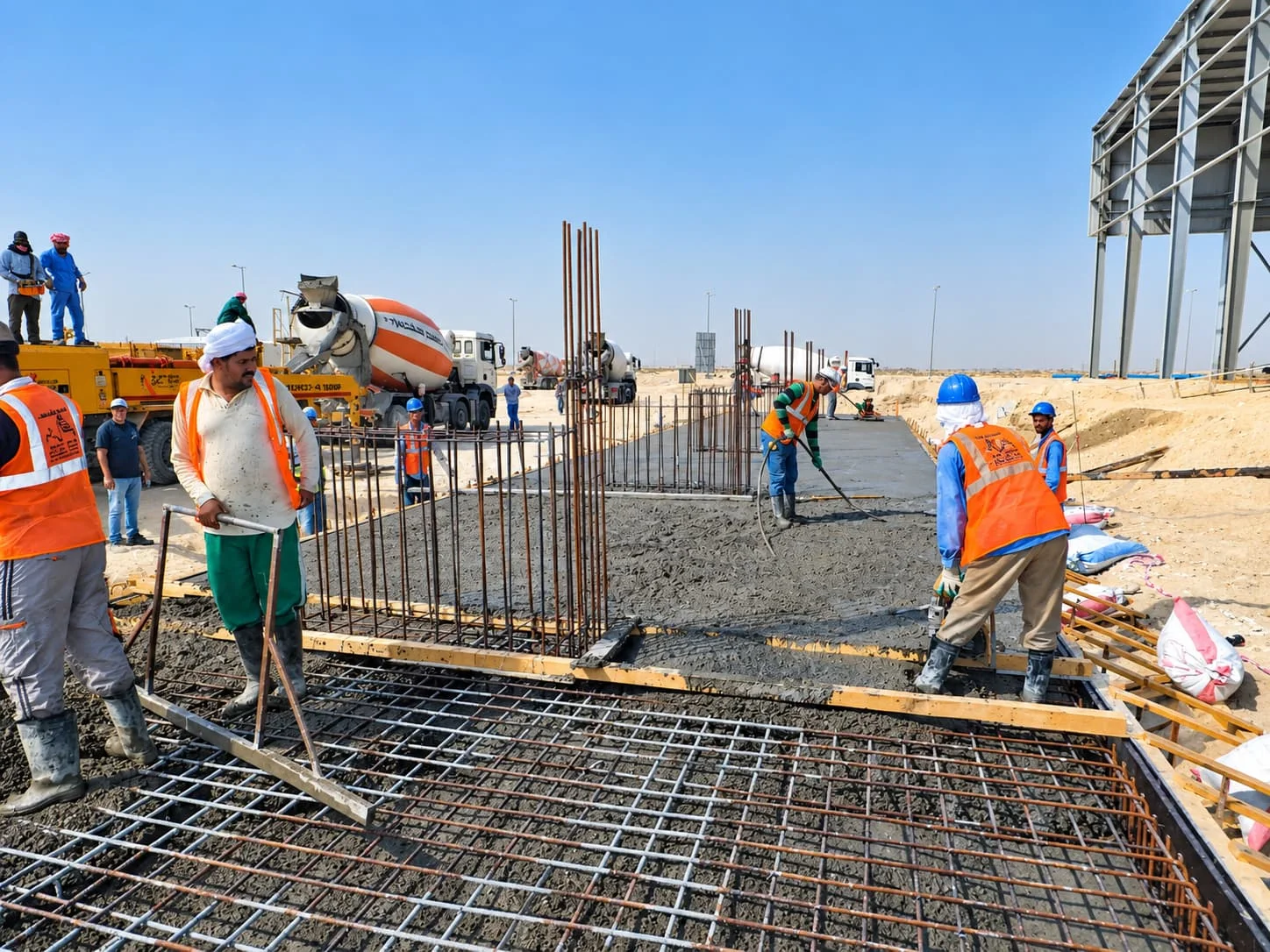 فريق العمل في موقع مصنع